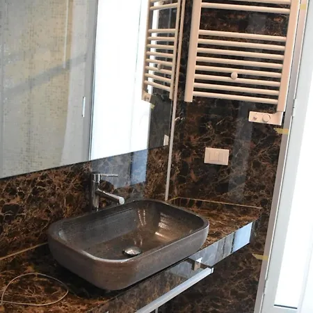 Th Luxury & Guest house